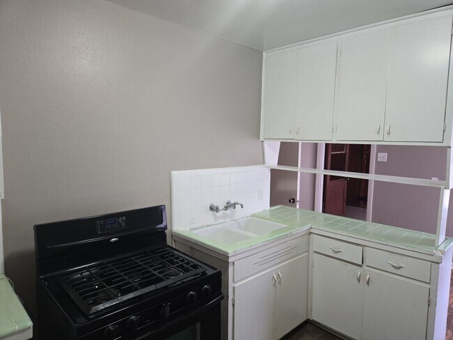 Building Photo - 302 Bridal Wreath Ave