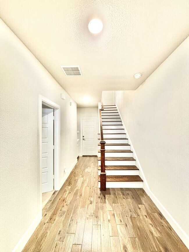 Building Photo - Spacious 3-Bedroom Home with Modern Amenit...