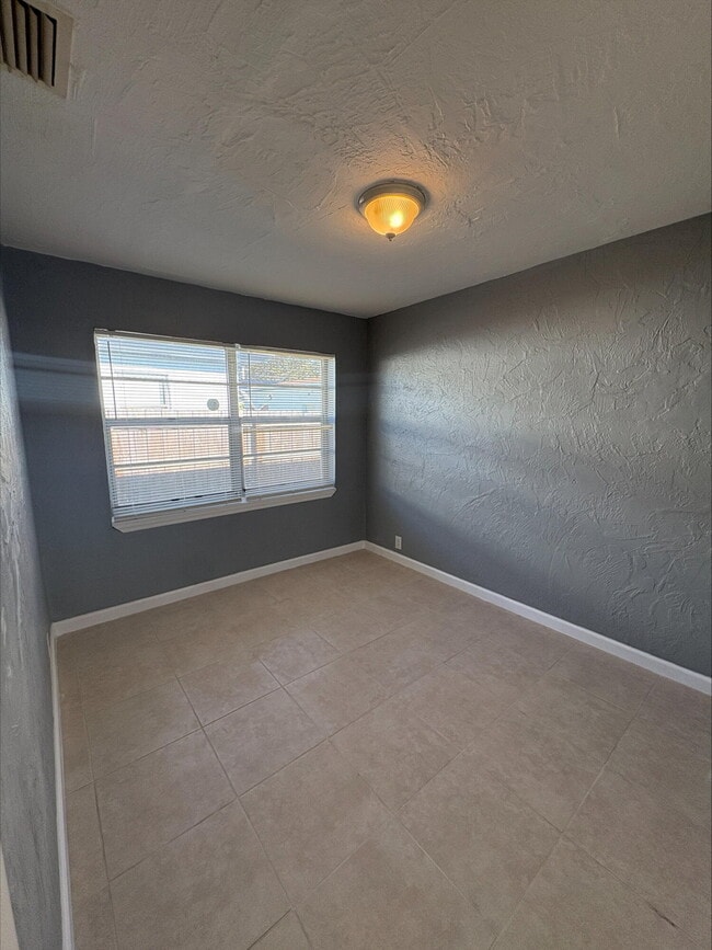 Building Photo - 1121 11th St