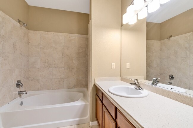 Building Photo - Updated, 3 Bed Condo in Aurora!!!!