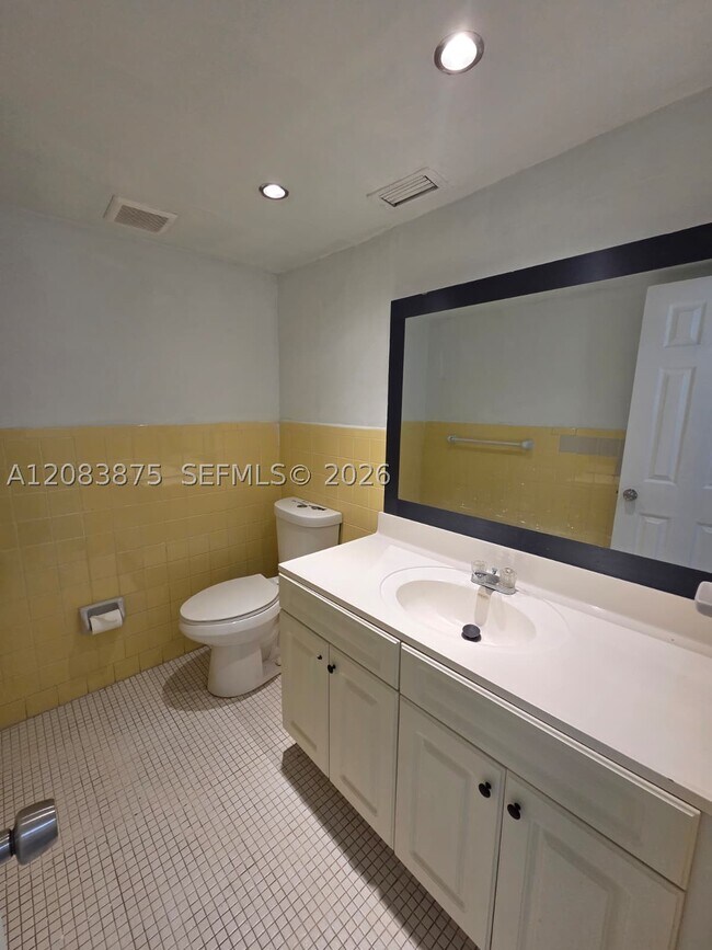 Building Photo - 1885 NE 121st St