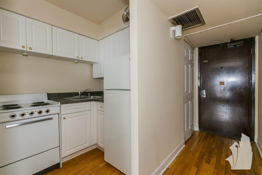 Building Photo - 1220 N La Salle Dr