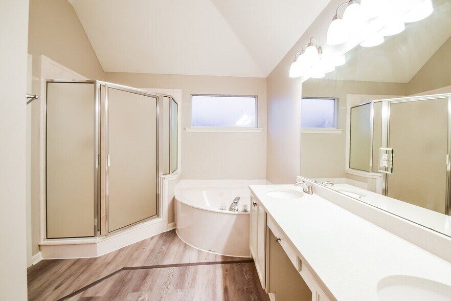 Building Photo - 10283 Green Moss Dr N