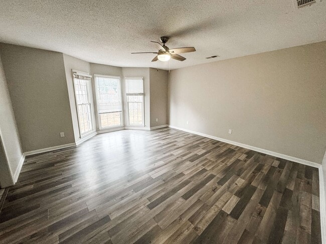 Building Photo - 3945 Windyke Dr