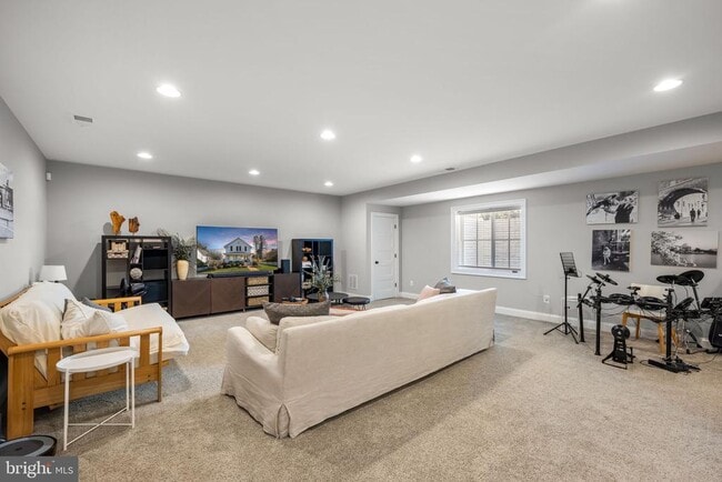 Building Photo - 323 S West St