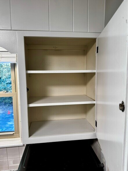 Lined cabinets - 122 Turnwood Ln