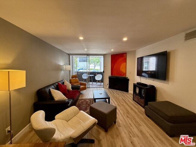 Building Photo - 8530 Holloway Dr