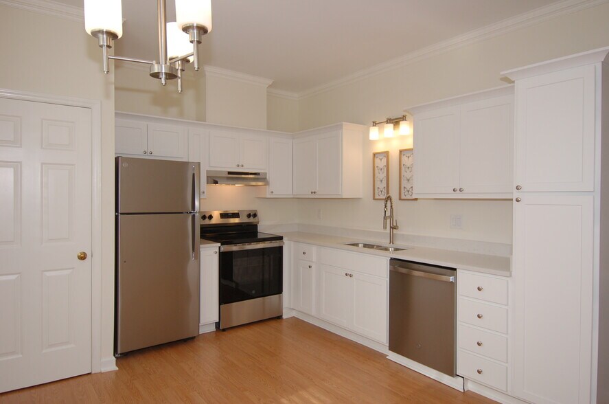 Building Photo - 1651 Village Glenn Dr