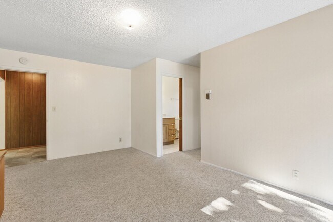 Building Photo - 4 Bedroom 3 Bathroom in Central Davis - Immediate Move-In