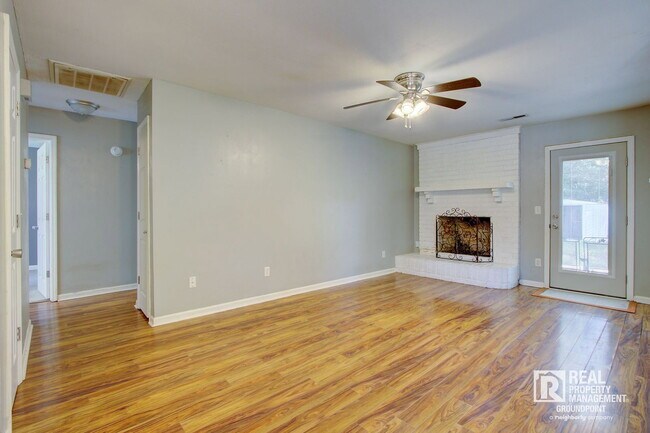 Building Photo - 443 Robin Dr