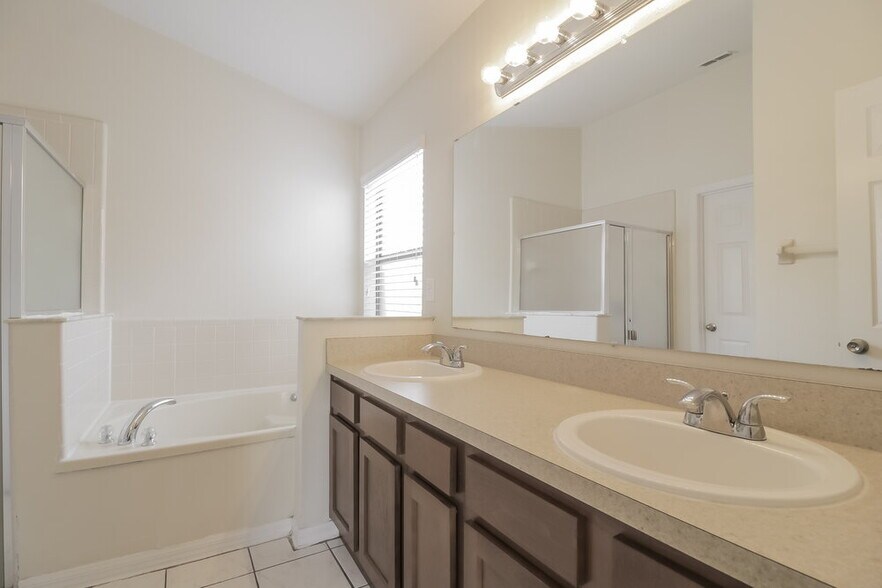 Building Photo - 911 Brightview Dr