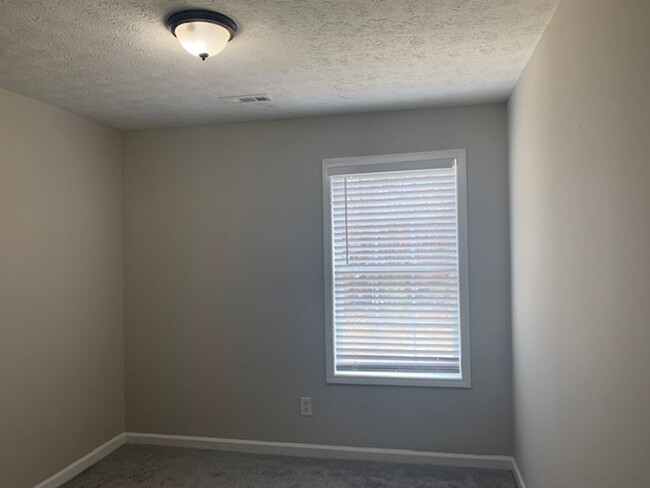 Building Photo - CHARMING 3 BEDROOM 2.5 BATH IN ELLENWOOD, GA!
