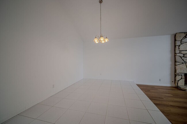 Building Photo - Fountain Valley Family home