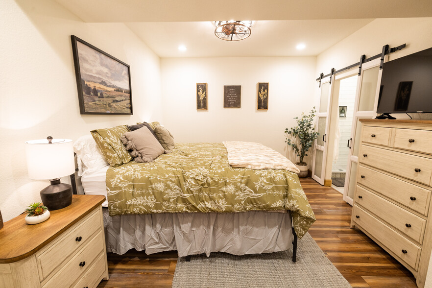 Bedroom with Queen bed - 4125 Walker Rd