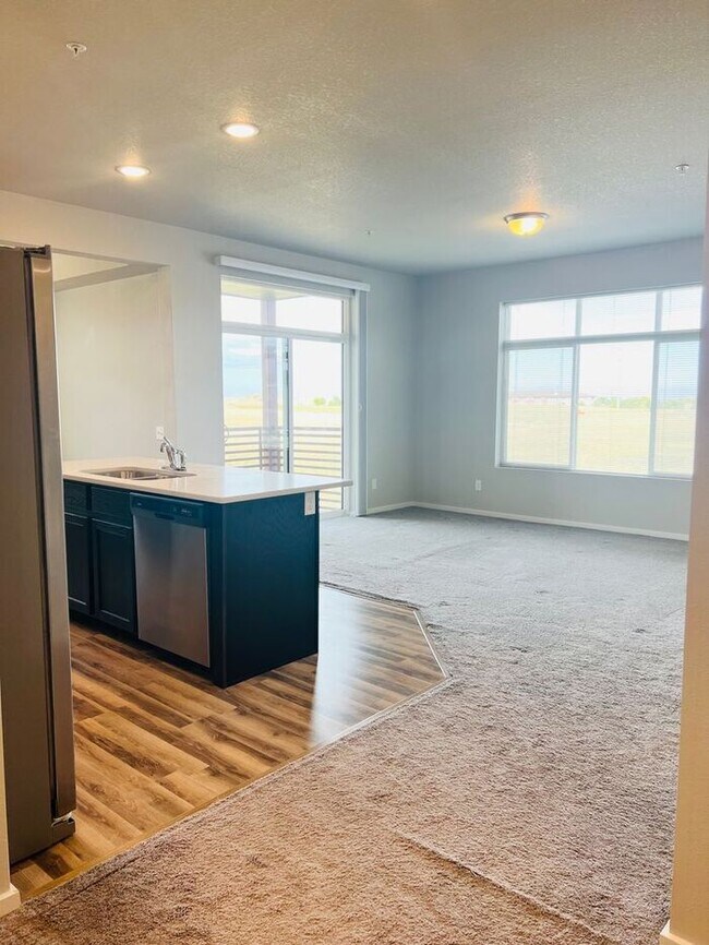 Building Photo - 2 bedroom, 1 bath condo located in Northwest Loveland, CO