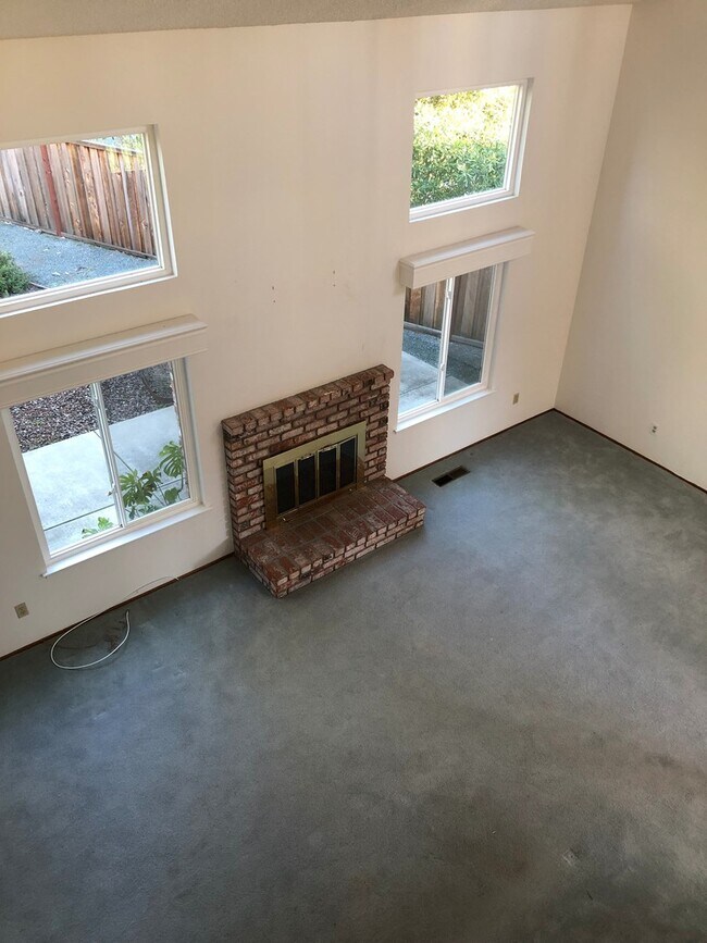 Building Photo - Not to be Missed - Well Located 3 Bedroom         3 Bath Family Home in LimeRidge