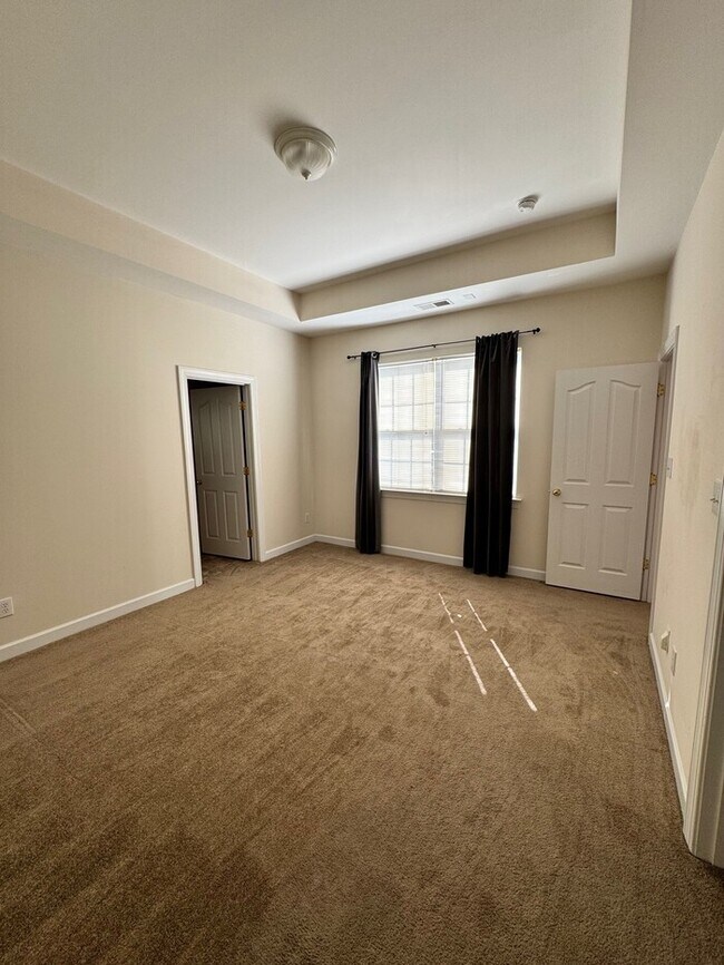 Building Photo - Move-in ready 2-bedroom, 2-bath end-unit t...