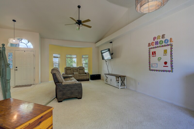 Building Photo - 523 W Hook Dr