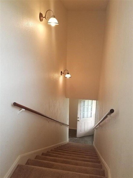 Building Photo - 406 N Denny St