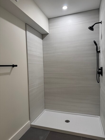 Building Photo - 404 Main St