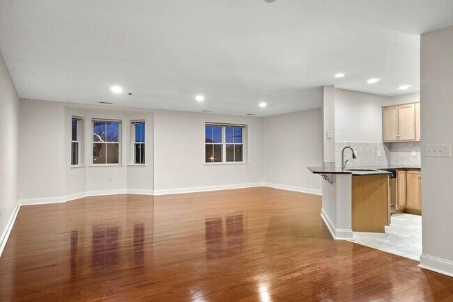 Building Photo - 120 Wyllis Ave