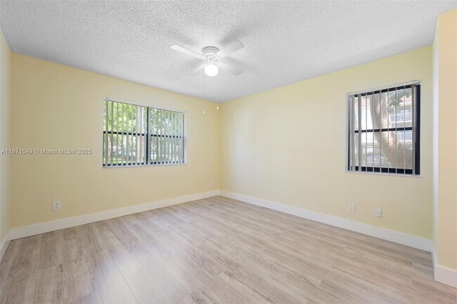 Building Photo - 530 S Park Rd