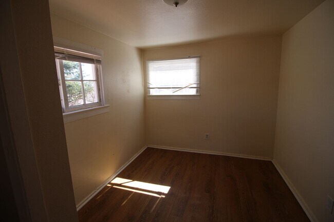 Building Photo - 831 Midland Ave