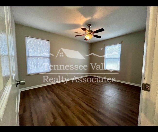 Building Photo - Spacious 3 bed/1.5 bath split foyer in Hid...