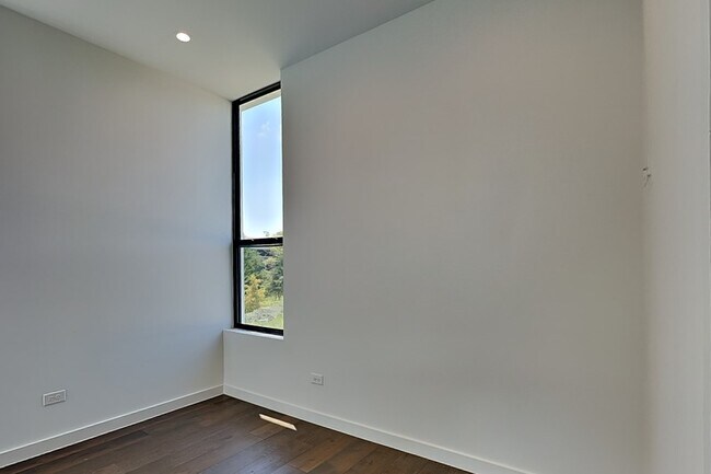 Building Photo - 906 Blackland Ct