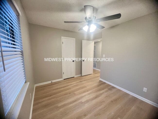 Building Photo - Freshly Updated 2 Bedroom Apartment