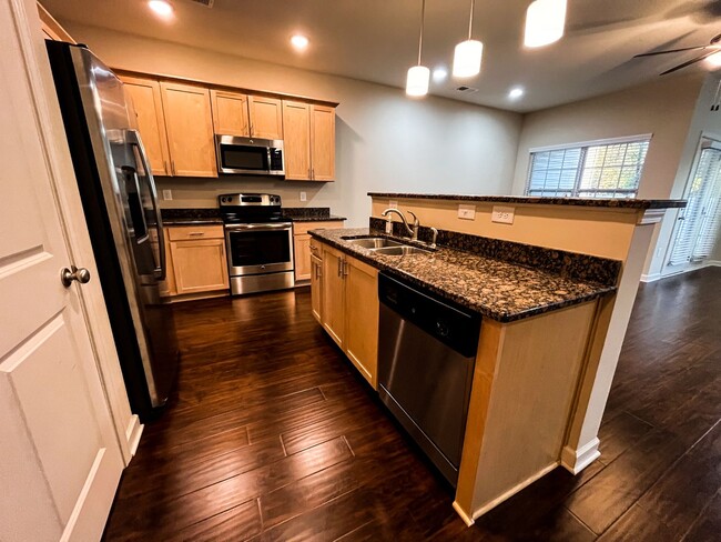 Building Photo - Cozy 3 bedroom, 2 1/2 bathroom townhome in...