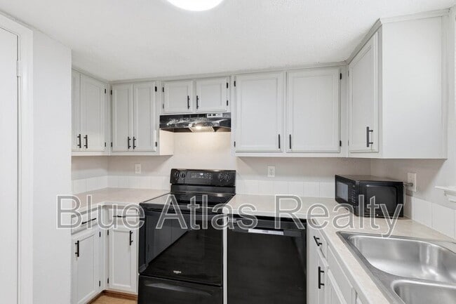 Building Photo - 3313 Gardenview Cir