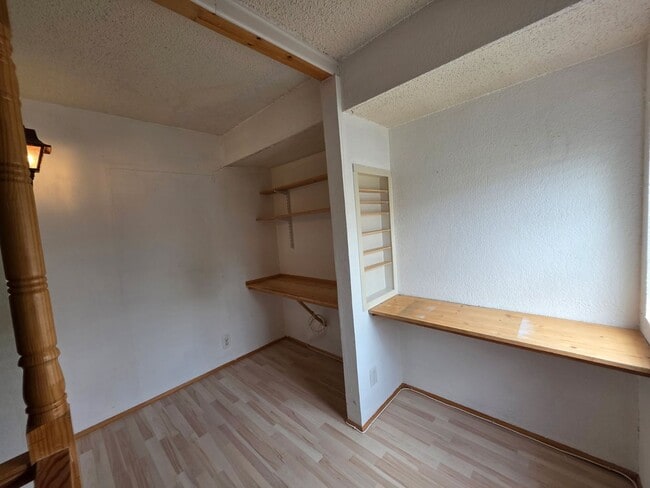 Building Photo - Nice modern style 1 Bdrm Condo in Delaware...