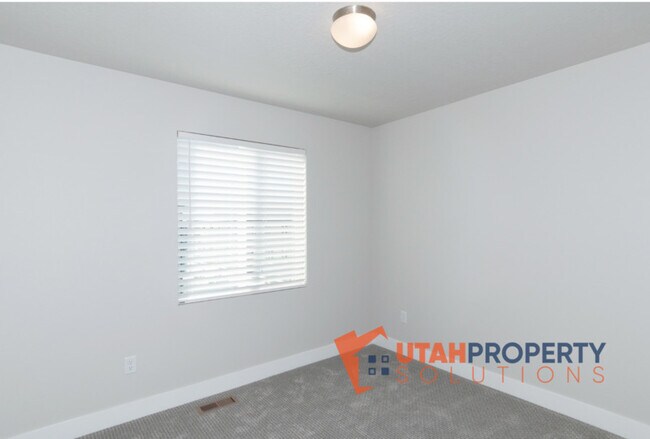 Building Photo - 982 W 380 S