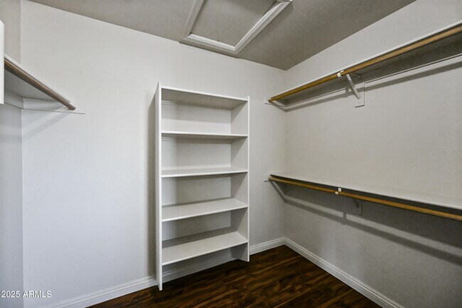 Building Photo - 11237 W Davis Ln