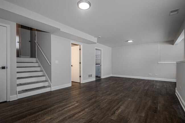 Building Photo - 226 E Conley Dr