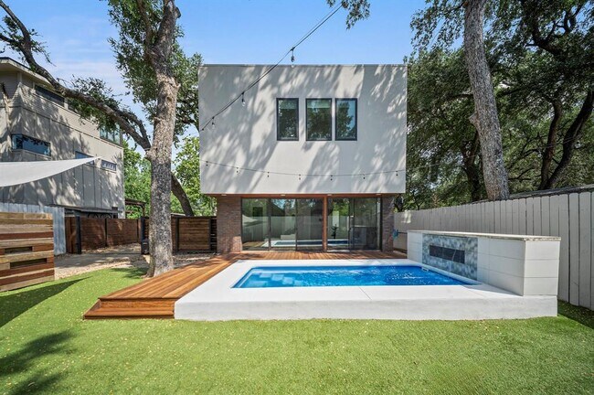 Building Photo - 2017 Kinney Ave