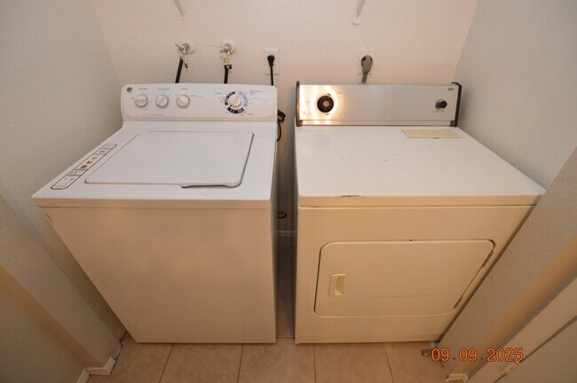 Building Photo - 495 Sellers Pl