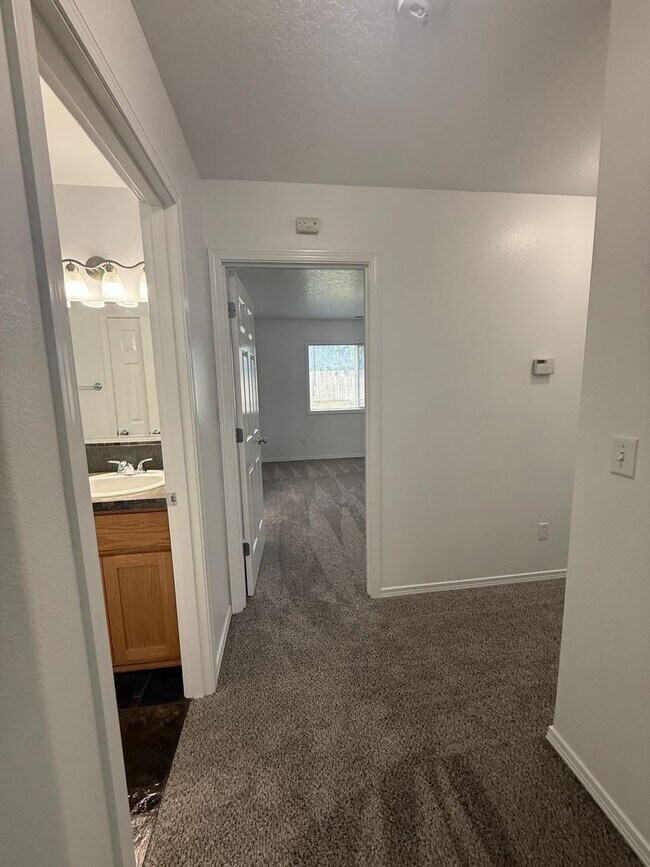 Building Photo - 3 bed, 2 bath- Kennewick Location!