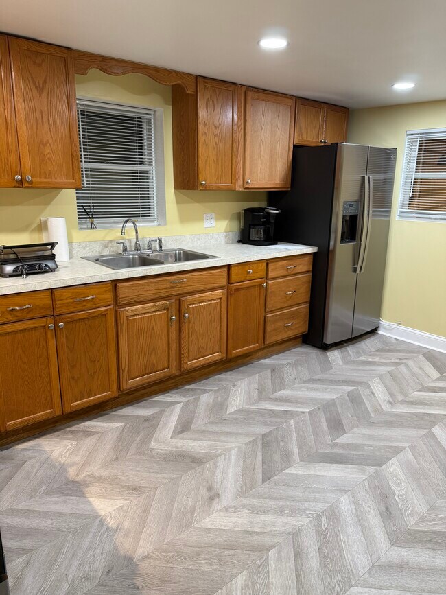 Building Photo - 4143 W Roscoe St