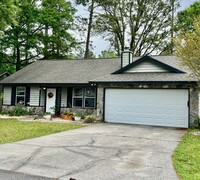 Building Photo - 4/2, fenced in yard and pool access!!