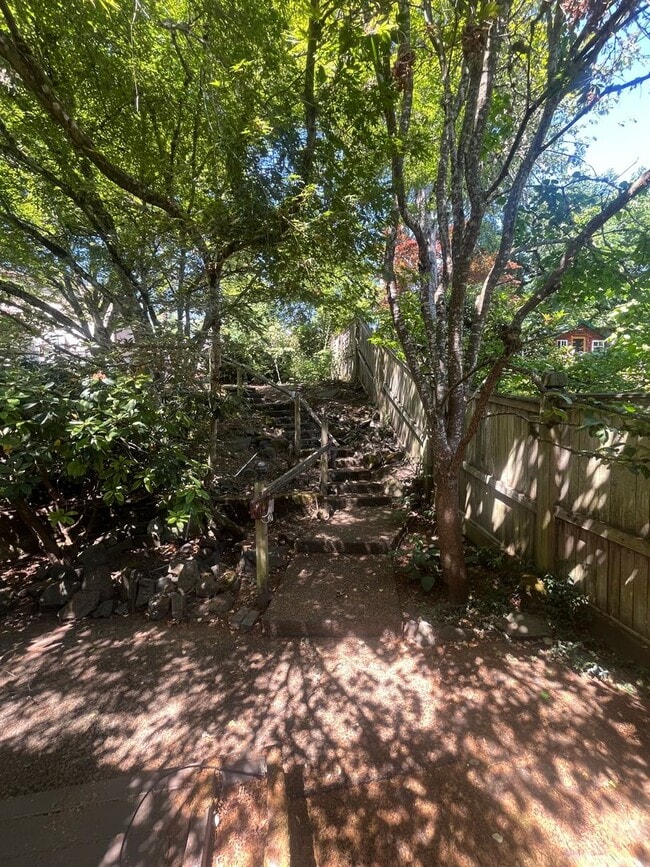 Building Photo - 3- Bedroom 2.5-Bathroom Gardening paradise...