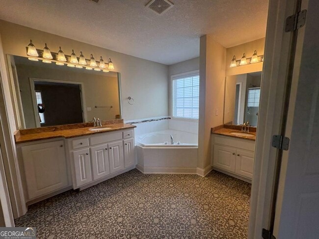 Building Photo - 616 Embassy Walk