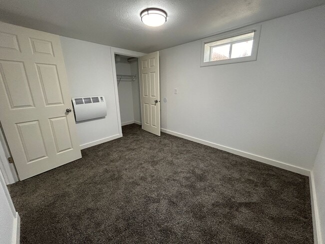 Building Photo - 3 Bedroom 1 Bath Beautiful House with Fenced Yard & Garage