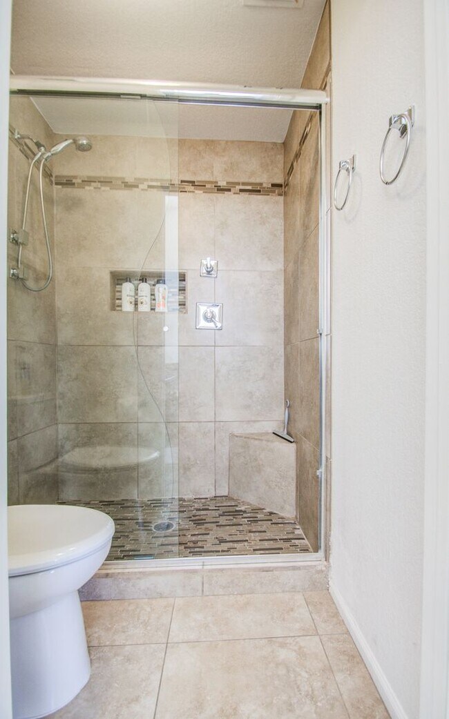 Building Photo - 4bd, 3ba on Arrowhead Golf Course!