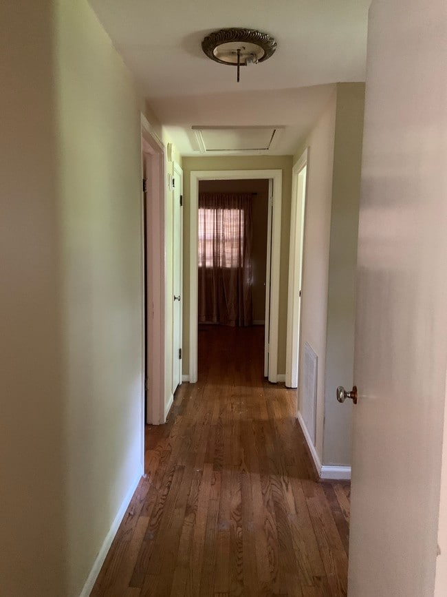 Building Photo - 621 Greenhill Dr