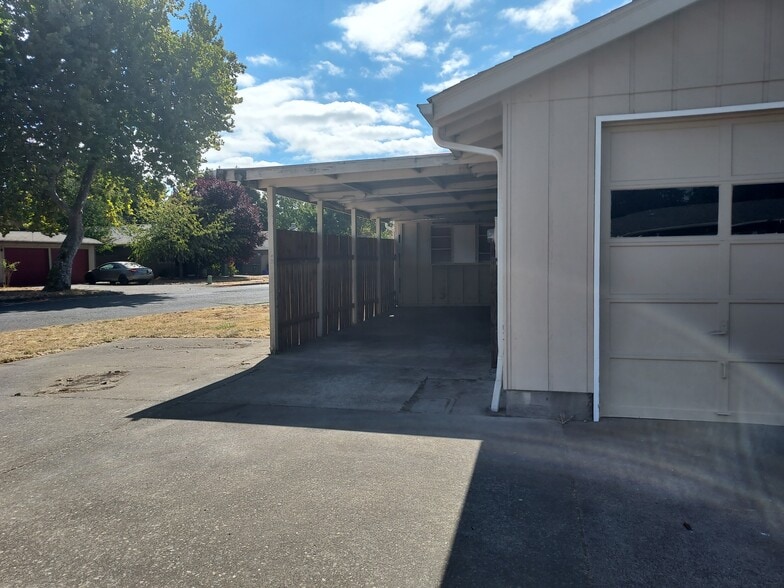 Building Photo - 2145 Primrose St