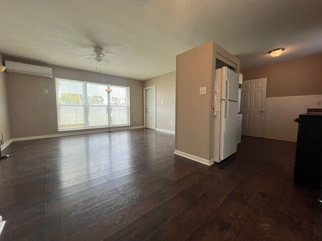 Building Photo - $1,450 ** Annual Lease ** 2 Bedroom / 1 Ba...