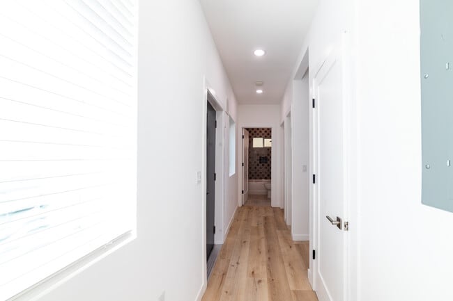 Building Photo - 4369 Rosewood Ave