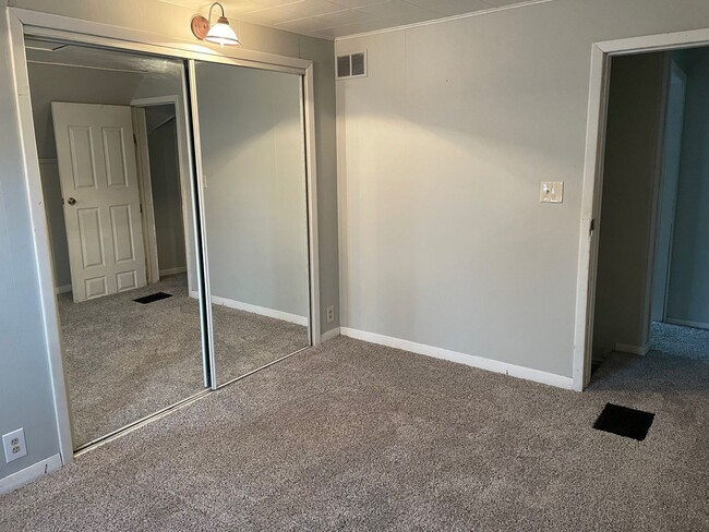 Building Photo - 3 Bedroom House Steps Away From Washington...